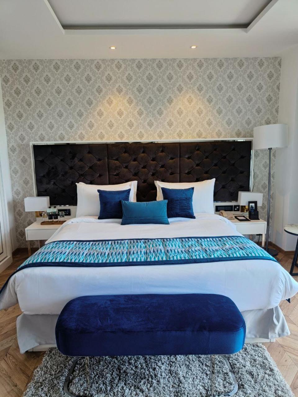 Amanora The Fern Hotels & Club Mundhwa Luaran gambar