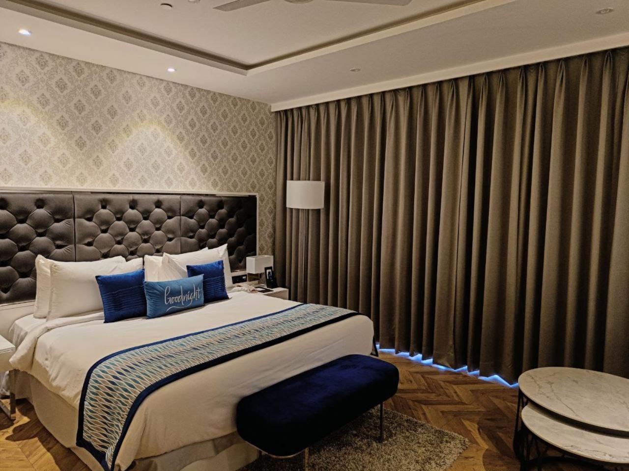 Amanora The Fern Hotels & Club Mundhwa Luaran gambar
