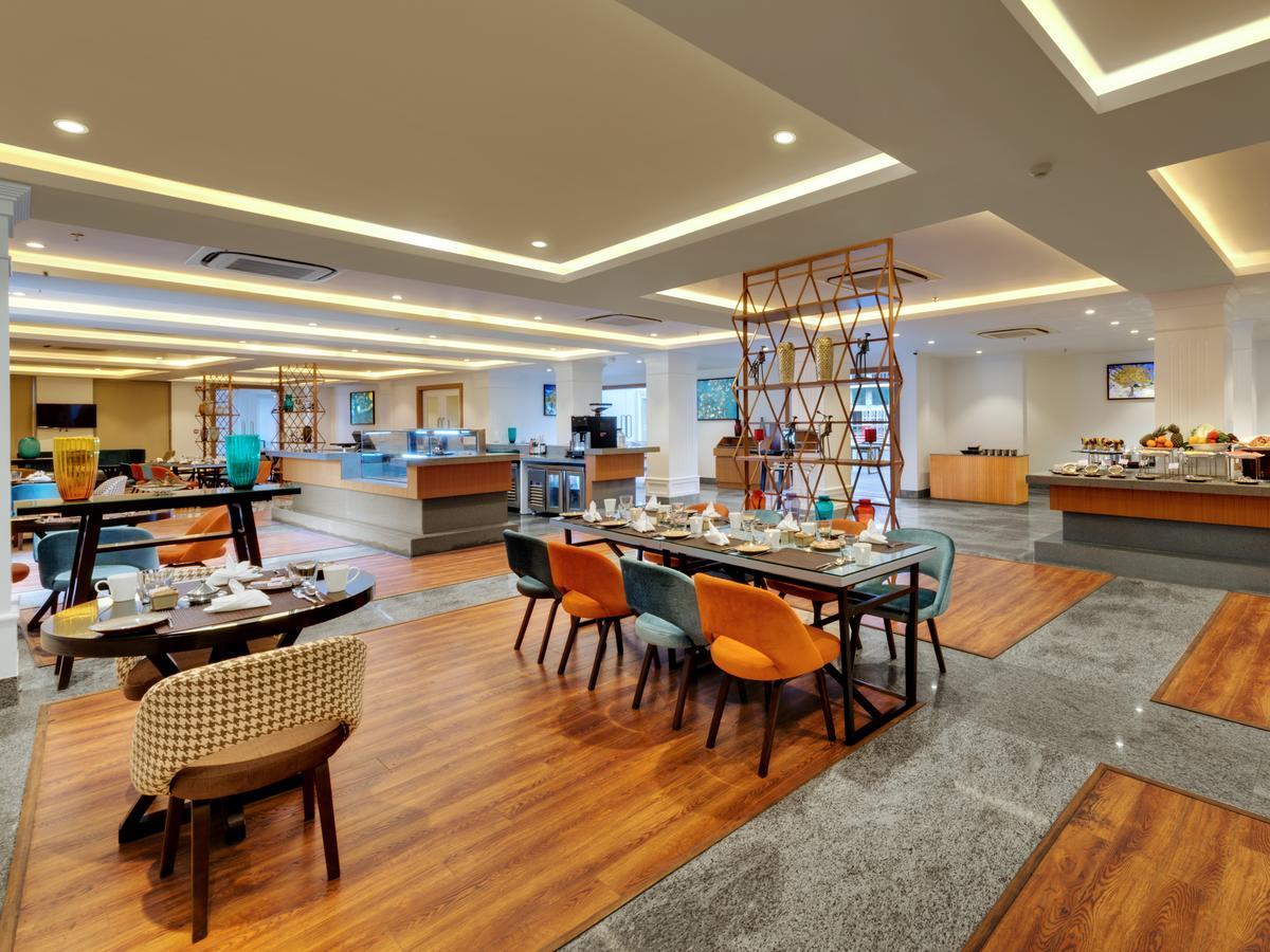 Amanora The Fern Hotels & Club Mundhwa Luaran gambar
