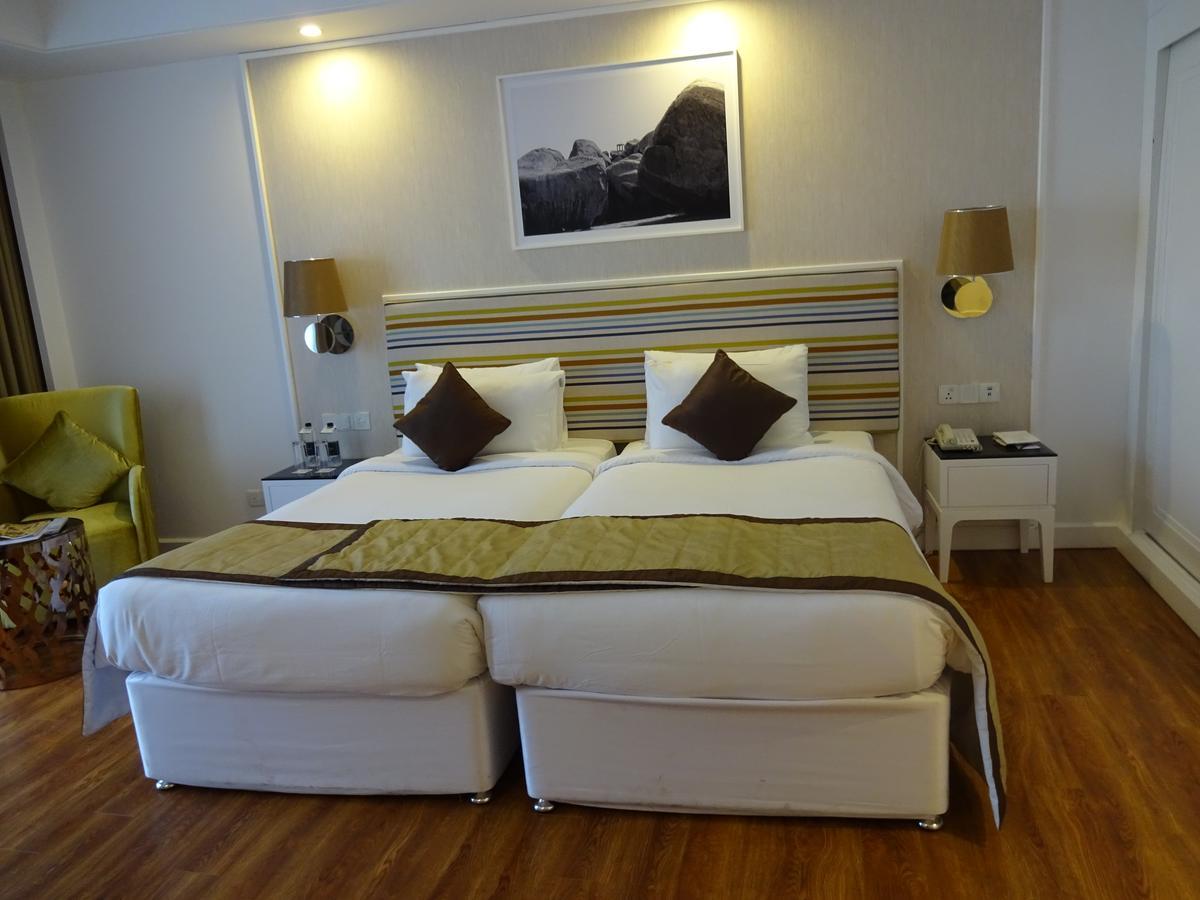 Amanora The Fern Hotels & Club Mundhwa Luaran gambar